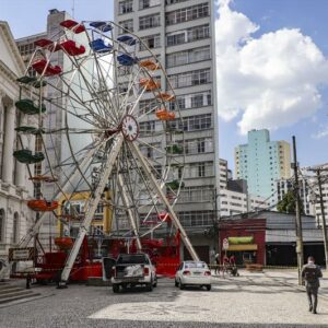 Carrosséis e roda-gigante voltam a ser montados em Curitiba