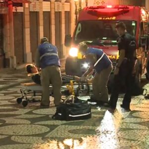 Exclusivo: equipe de reportagem da Rede Massa flagra homem sendo espancado no Centro de Curitiba