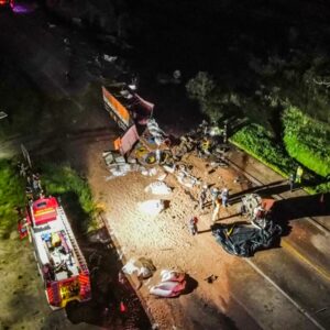 Imagens mostram momento exato do acidente entre dois caminhões na rodovia do Xisto