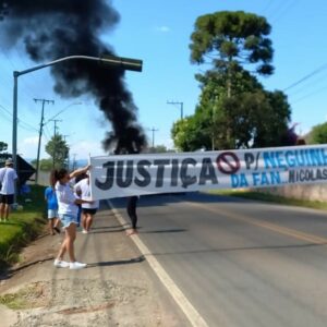 Familiares e amigos de motociclista morto em acidente fazem protesto em Campina Grande do Sul