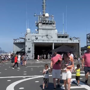 Navios da Marinha no Porto de Paranaguá atraem milhares de turistas